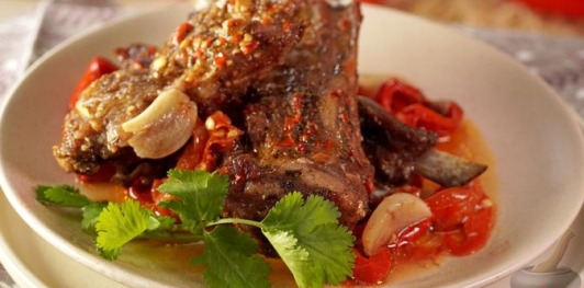 Фото приготовления рецепта: Бараньи рёбрышки, запечённые с помидорами и перцем под острым соусом - шаг №19