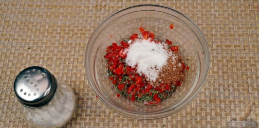 Фото приготовления рецепта: Бараньи рёбрышки, запечённые с помидорами и перцем под острым соусом - шаг №10