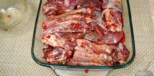 Фото приготовления рецепта: Бараньи рёбрышки, запечённые с помидорами и перцем под острым соусом - шаг №15