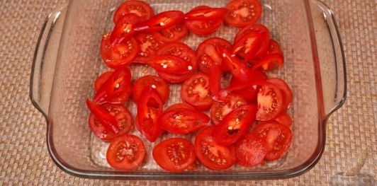 Фото приготовления рецепта: Бараньи рёбрышки, запечённые с помидорами и перцем под острым соусом - шаг №5