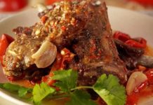 Бараньи рёбрышки, запечённые с помидорами и перцем под острым соусом