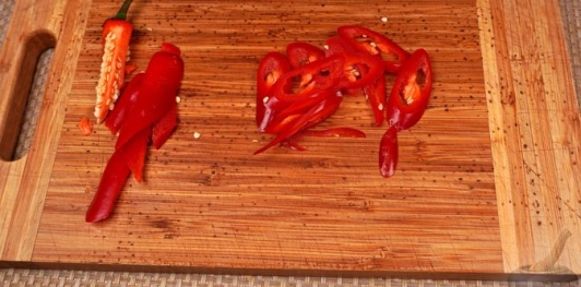 Фото приготовления рецепта: Бараньи рёбрышки, запечённые с помидорами и перцем под острым соусом - шаг №4