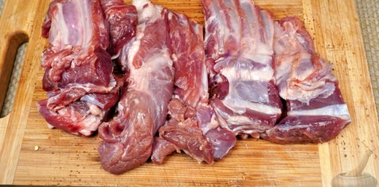 Фото приготовления рецепта: Бараньи рёбрышки, запечённые с помидорами и перцем под острым соусом - шаг №13