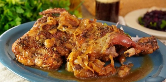 Фото приготовления рецепта: Баранья нога, запечённая с пивом и луком - шаг №10