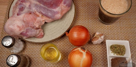 Фото приготовления рецепта: Баранья нога, запечённая с пивом и луком - шаг №1