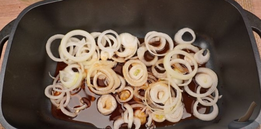 Фото приготовления рецепта: Баранья нога, запечённая с пивом и луком - шаг №7