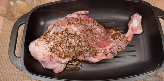 Фото приготовления рецепта: Баранья нога, запечённая с пивом и луком - шаг №4