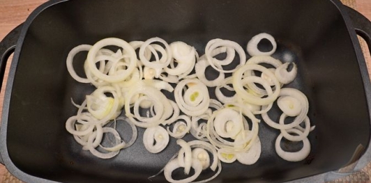 Фото приготовления рецепта: Баранья нога, запечённая с пивом и луком - шаг №6