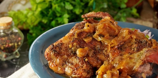 Фото приготовления рецепта: Баранья нога, запечённая с пивом и луком - шаг №11