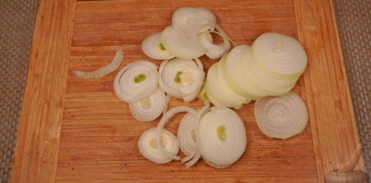 Фото приготовления рецепта: Баранья нога, запечённая с пивом и луком - шаг №5