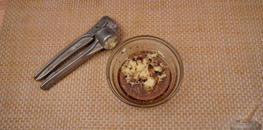 Фото приготовления рецепта: Баранья нога, запечённая с пивом и луком - шаг №3