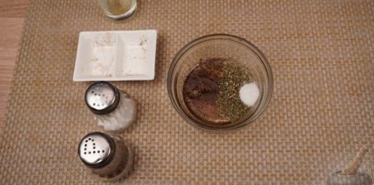 Фото приготовления рецепта: Баранья нога, запечённая с пивом и луком - шаг №2