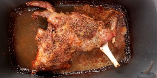 Фото приготовления рецепта: Баранья нога, запечённая с пивом и луком - шаг №9