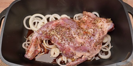 Фото приготовления рецепта: Баранья нога, запечённая с пивом и луком - шаг №8