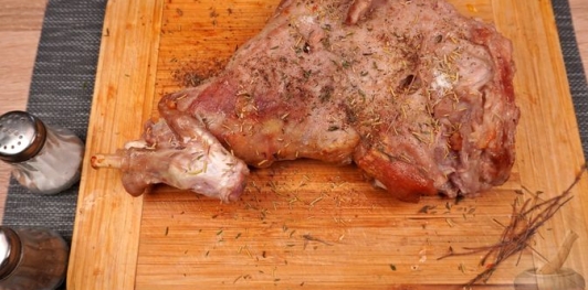 Фото приготовления рецепта: Баранья нога, запечённая со сладким перцем, вином, беконом и луком - шаг №13