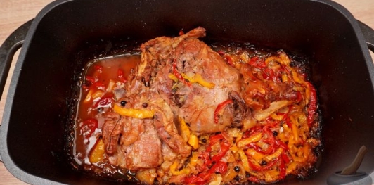 Фото приготовления рецепта: Баранья нога, запечённая со сладким перцем, вином, беконом и луком - шаг №16