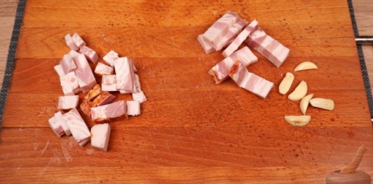 Фото приготовления рецепта: Баранья нога, запечённая со сладким перцем, вином, беконом и луком - шаг №2