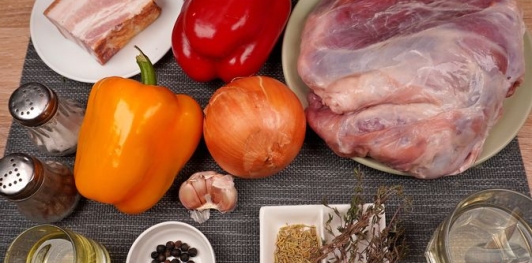 Фото приготовления рецепта: Баранья нога, запечённая со сладким перцем, вином, беконом и луком - шаг №1