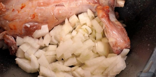 Фото приготовления рецепта: Баранья нога, запечённая со сладким перцем, вином, беконом и луком - шаг №8