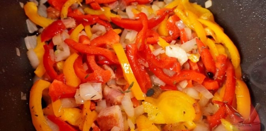 Фото приготовления рецепта: Баранья нога, запечённая со сладким перцем, вином, беконом и луком - шаг №12