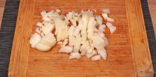 Фото приготовления рецепта: Баранья нога, запечённая со сладким перцем, вином, беконом и луком - шаг №6