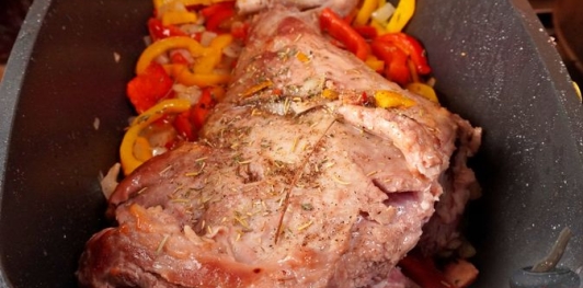 Фото приготовления рецепта: Баранья нога, запечённая со сладким перцем, вином, беконом и луком - шаг №15