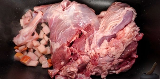 Фото приготовления рецепта: Баранья нога, запечённая со сладким перцем, вином, беконом и луком - шаг №5