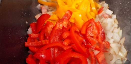 Фото приготовления рецепта: Баранья нога, запечённая со сладким перцем, вином, беконом и луком - шаг №10