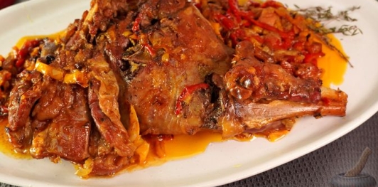 Фото приготовления рецепта: Баранья нога, запечённая со сладким перцем, вином, беконом и луком - шаг №18