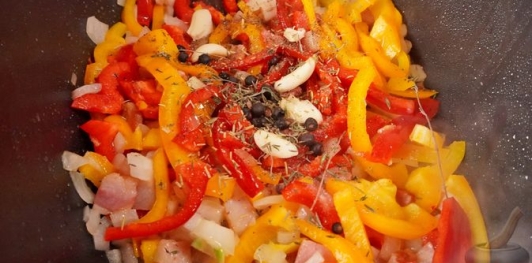 Фото приготовления рецепта: Баранья нога, запечённая со сладким перцем, вином, беконом и луком - шаг №11