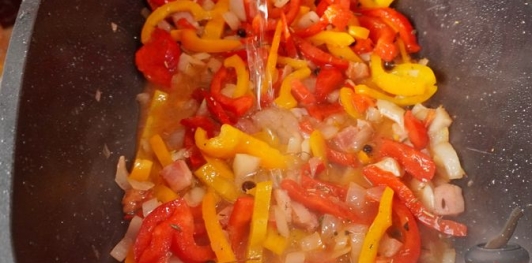 Фото приготовления рецепта: Баранья нога, запечённая со сладким перцем, вином, беконом и луком - шаг №14