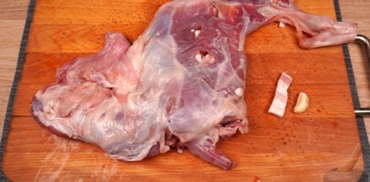 Фото приготовления рецепта: Баранья нога, запечённая со сладким перцем, вином, беконом и луком - шаг №4