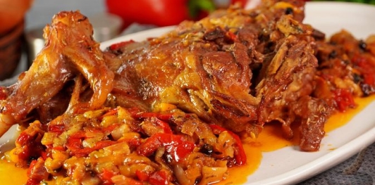 Фото приготовления рецепта: Баранья нога, запечённая со сладким перцем, вином, беконом и луком - шаг №17