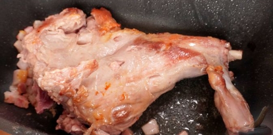 Фото приготовления рецепта: Баранья нога, запечённая со сладким перцем, вином, беконом и луком - шаг №7