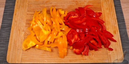 Фото приготовления рецепта: Баранья нога, запечённая со сладким перцем, вином, беконом и луком - шаг №9