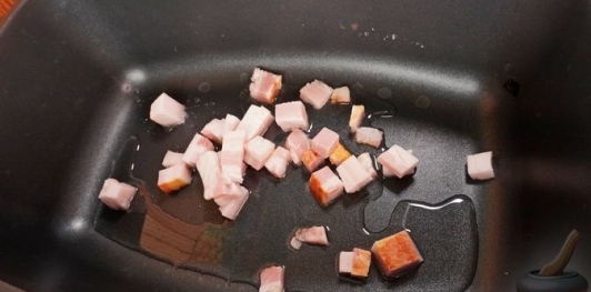 Фото приготовления рецепта: Баранья нога, запечённая со сладким перцем, вином, беконом и луком - шаг №3