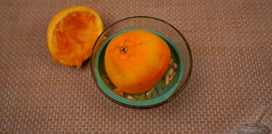 Фото приготовления рецепта: Брускетты с анчоусами в цитрусовом маринаде, с фетой и оливками - шаг №8