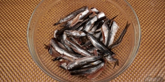 Фото приготовления рецепта: Брускетты с анчоусами в цитрусовом маринаде, с фетой и оливками - шаг №4