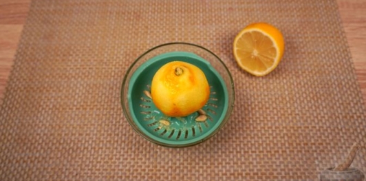 Фото приготовления рецепта: Брускетты с анчоусами в цитрусовом маринаде, с фетой и оливками - шаг №7