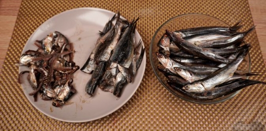 Фото приготовления рецепта: Брускетты с анчоусами в цитрусовом маринаде, с фетой и оливками - шаг №2