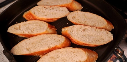 Фото приготовления рецепта: Брускетты с анчоусами в цитрусовом маринаде, с фетой и оливками - шаг №28