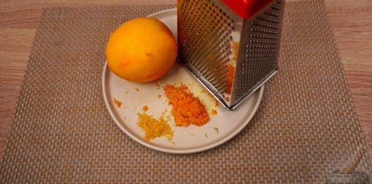 Фото приготовления рецепта: Брускетты с анчоусами в цитрусовом маринаде, с фетой и оливками - шаг №6