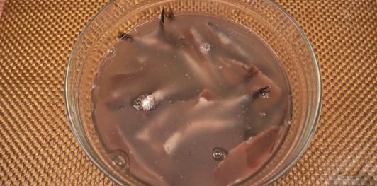 Фото приготовления рецепта: Брускетты с анчоусами в цитрусовом маринаде, с фетой и оливками - шаг №3