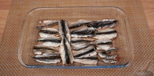 Фото приготовления рецепта: Брускетты с анчоусами в цитрусовом маринаде, с фетой и оливками - шаг №18