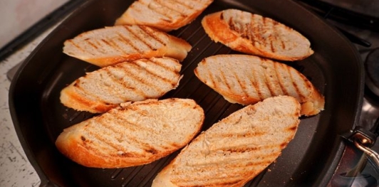 Фото приготовления рецепта: Брускетты с анчоусами в цитрусовом маринаде, с фетой и оливками - шаг №29