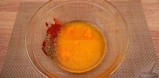 Фото приготовления рецепта: Брускетты с анчоусами в цитрусовом маринаде, с фетой и оливками - шаг №13