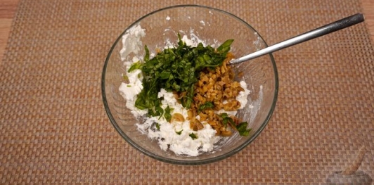 Фото приготовления рецепта: Брускетты с анчоусами в цитрусовом маринаде, с фетой и оливками - шаг №26