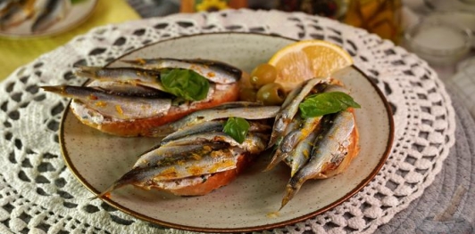 Фото приготовления рецепта: Брускетты с анчоусами в цитрусовом маринаде, с фетой и оливками - шаг №32