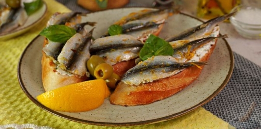 Фото приготовления рецепта: Брускетты с анчоусами в цитрусовом маринаде, с фетой и оливками - шаг №31