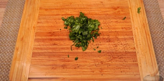 Фото приготовления рецепта: Брускетты с анчоусами в цитрусовом маринаде, с фетой и оливками - шаг №24